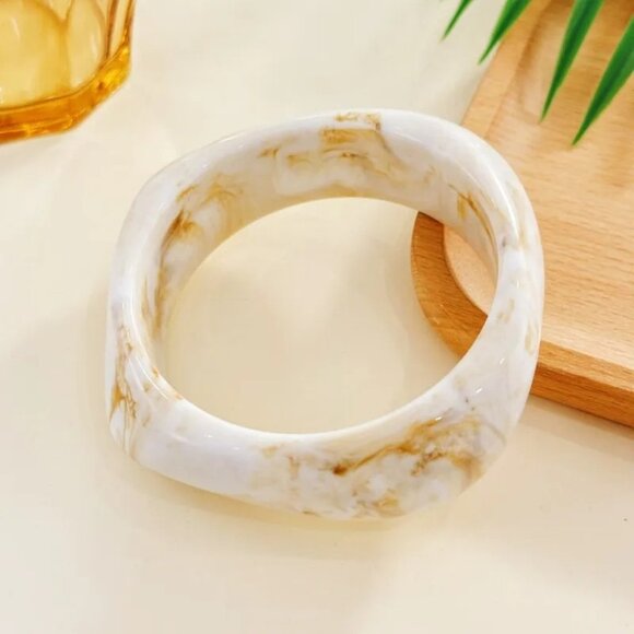 White Tan Swirl Lucite Wide Bangle Bracelet Retro Chic Style Stackable - Picture 3 of 8